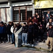 Un gruppo di ragazzi di Nichelino di fronte all'Informagiovani