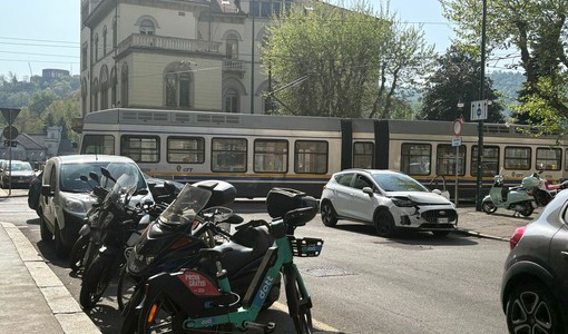 Incidente tra tram e auto tra via Giolitti e via Bonafaus