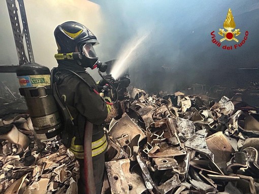 Va a fuoco un magazzino a Rosta: 6 squadre dei pompieri domano il rogo
