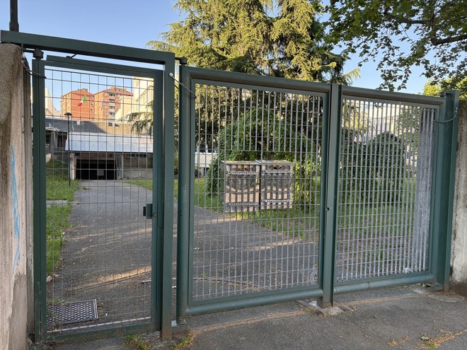 Verde trascurato al complesso E13, scatta la rimozione degli infestanti