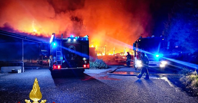Una immagine del rogo che si è sviluppato nella zona di via Crea a Grugliasco