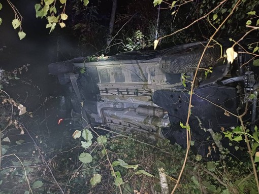 L'auto finita in mezzo agli alberi dopo l'incidente L'auto finita in mezzo agli alberi dopo l'incidente
