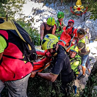 Coazze, resta incastrato con il piede tra le rocce del fiume: salvato dai pompieri