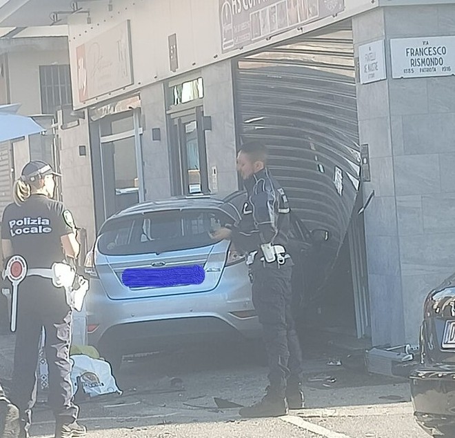 Incidente in strada: un'auto finisce dentro un negozio