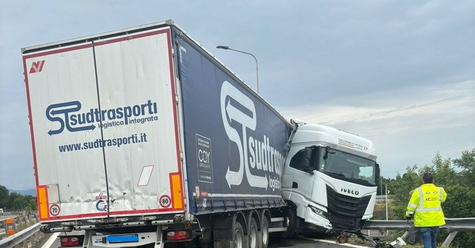 Tir si intraversa e blocca lo svincolo di corso Orbassano: traffico in tilt sulla tangenziale