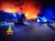 Una immagine del rogo che si è sviluppato nella zona di via Crea a Grugliasco