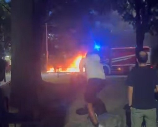Auto in fiamme in via Lanzo (foto dal gruppo facebook Sei di Madonna di campagna se)