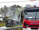 Un bus divorato dalle fiamme a Volpiano