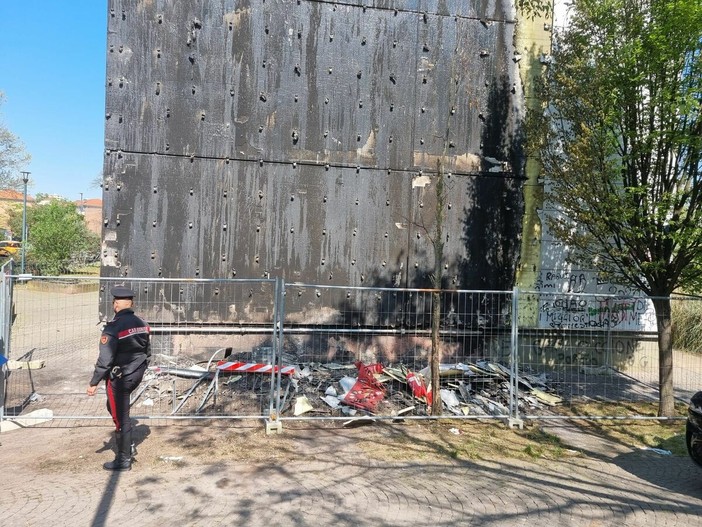 Accende un fuoco per scaldarsi e incendia un palazzo: arrestata 24enne