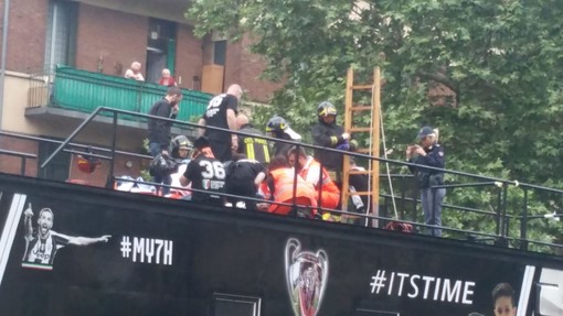 Una camionetta di tifosi della Juventus contro i fili del tram: 6 feriti, 2 gravi (FOTO E VIDEO)