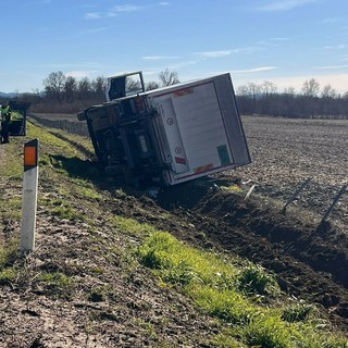 Autocarro si ribalta e resta in bilico lungo l'A5