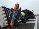 Grosso camion con a bordo blocchi di cemento si ribalta, momenti di paura Grosso camion con a bordo blocchi di cemento si ribalta, momenti di paura