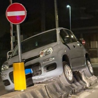 Nichelino: perde il controllo e l'auto va a schiantarsi sullo spartitraffico
