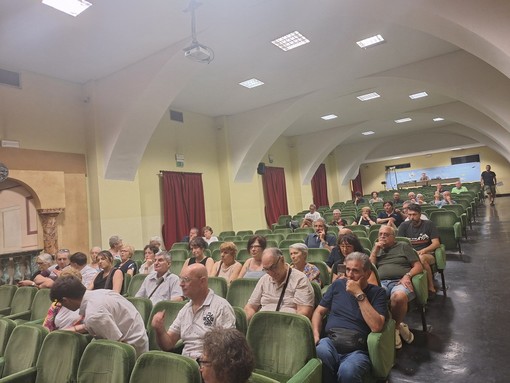 L'incontro pubblico, organizzato da alcuni residenti, è stato tutt'altro che pacato