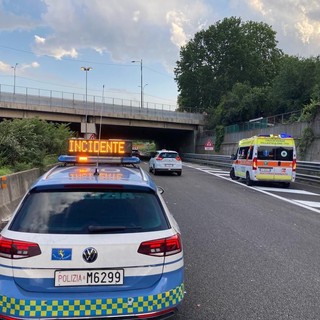 Incidente con quattro auto coinvolte: chiuso il tratto autostradale Torino-Caselle in direzione Torino. Tre feriti Incidente con quattro auto coinvolte: chiuso il tratto autostradale Torino-Caselle in direzione Torino. Tre feriti