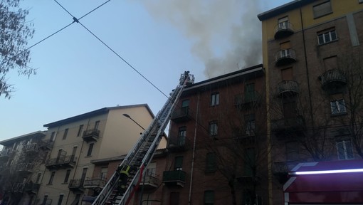 Tetto in fiamme in corso Belgio: otto evacuati, tra cui due minori. Inagibili due appartamenti, deviato il traffico [FOTO E VIDEO]