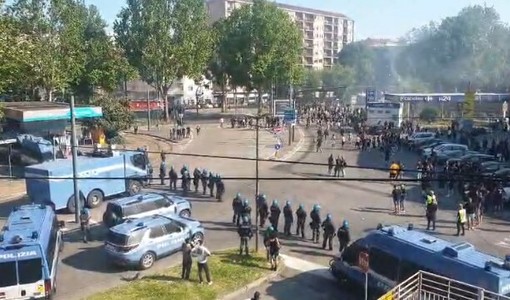 Un momento dei disordini di domenica pomeriggio prima del derby