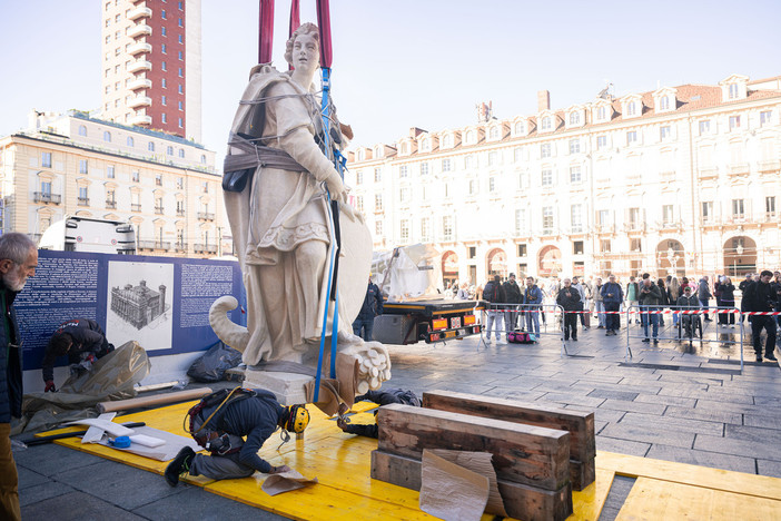 Palazzo Madama, le copie delle quattro statue del Buon Governo posizionate in cima alla facciata Palazzo Madama, le copie delle quattro statue del Buon Governo posizionate in cima alla facciata