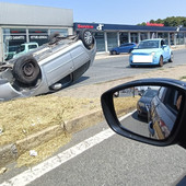 Incidente in zona Falchera: auto si ribalta tra corso Vercelli e strada Cuorgnè