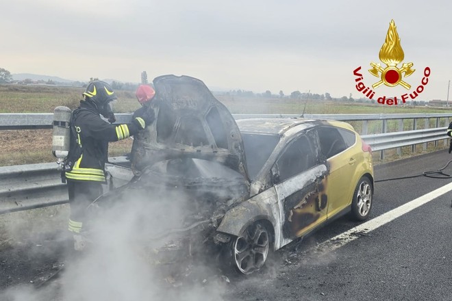 Un'auto ha preso fuoco nella mattinata di oggi lungo la Torino-Milano in direzione Torino Un'auto ha preso fuoco nella mattinata di oggi lungo la Torino-Milano in direzione Torino
