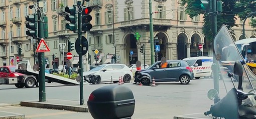 Caos nel pomeriggio in corso Matteotti: due auto si schiantano all’incrocio con corso Vinzaglio, ferita una donna