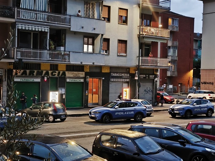 Intervento della Polizia presso un negozio etnico di via Sanremo