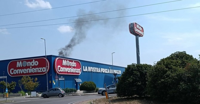 Incendio a Mondo Convenienza a Moncalieri: momenti di paura Incendio a Mondo Convenienza a Moncalieri: momenti di paura