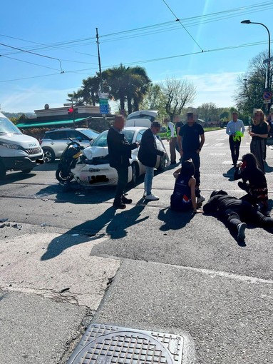 Scontro tra un'auto e moto davanti al liceo di Torino, genitori e alunni: &quot;Serve più sicurezza&quot;