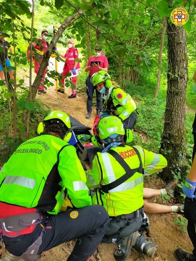 Cade dalla mountain bike sopra Giaveno: si sospetta l'interessamento della colonna vertebrale