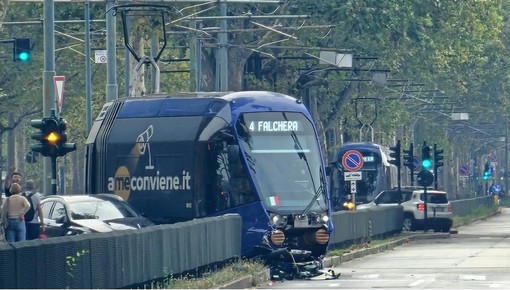 Scontro tra un tram del 4 e una Mercedes in corso Unione Sovietica