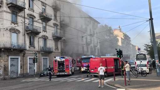 Incendio in un negozio di via Bologna, Vigili del fuoco in azione Incendio in un negozio di via Bologna, Vigili del fuoco in azione