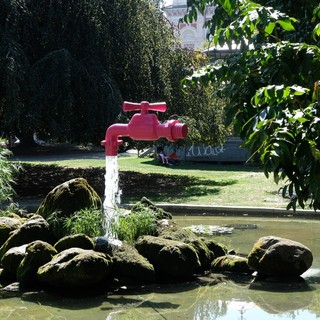 rubinetto rosa installazione artistica