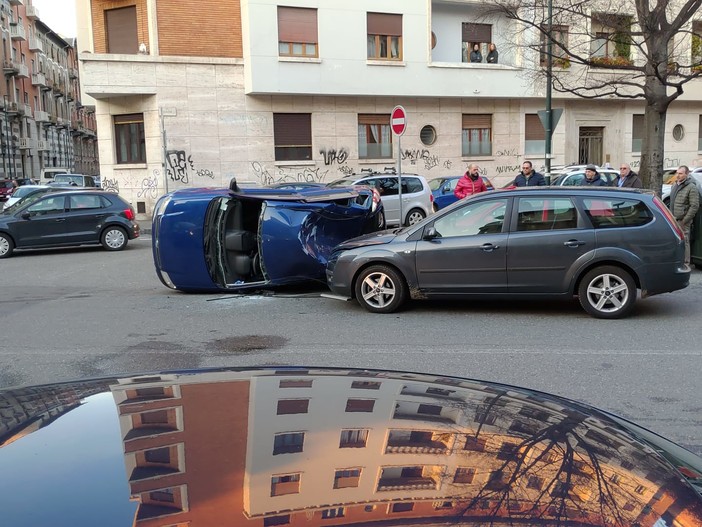 Scontro fra due auto in via Cialdini, coinvolte altre due di striscio