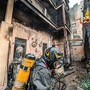 A fuoco un'abitazione in via Thermignon a Torino: otto squadre di pompieri per spegnere le fiamme