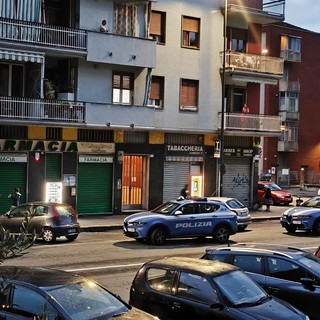Intervento della Polizia presso un negozio etnico di via Sanremo