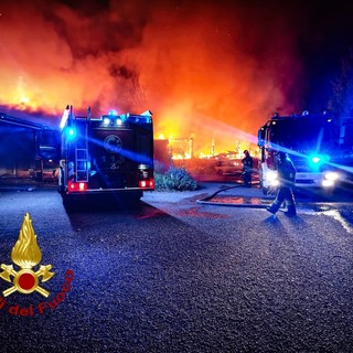 Una immagine del rogo che si è sviluppato nella zona di via Crea a Grugliasco