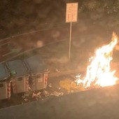 Vandali danno fuoco ai cassonetti della raccolta rifiuti a Moncalieri
