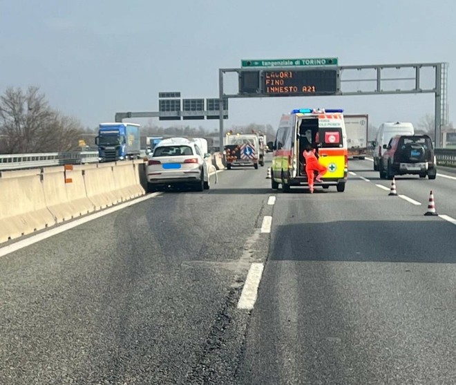 Auto travolge mezzo del cantiere: traffico in tilt sulla tangenziale sud
