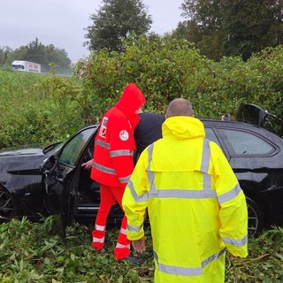 Auto fuori strada lungo la Torino-Aosta tra Ivrea e Quincinetto