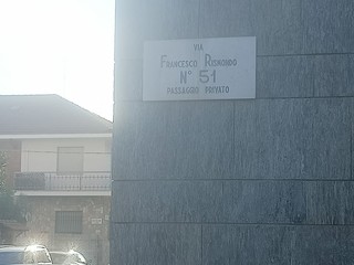 Incidente in strada: un'auto finisce dentro un negozio