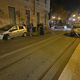 Scontro tra due auto in via Accademia Albertina: paura ma nessun ferito Scontro tra due auto in via Accademia Albertina: paura ma nessun ferito