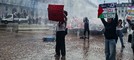 Idrante aperto contro i manifestanti durante il No Meloni Day davanti alla Prefettura