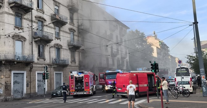 Incendio in un negozio di via Bologna, Vigili del fuoco in azione