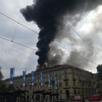 Una immagine dell'incendio in piazza Carlo Felice del 2021