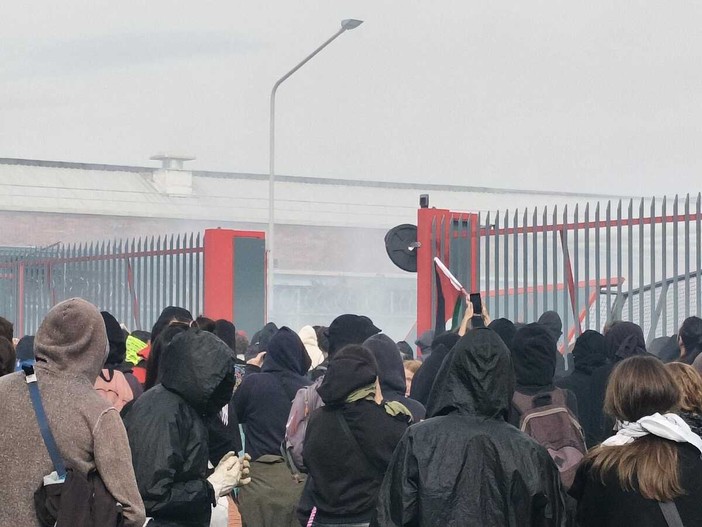 L'assalto allo stabilimento Leonardo di corso Francia, a Torino