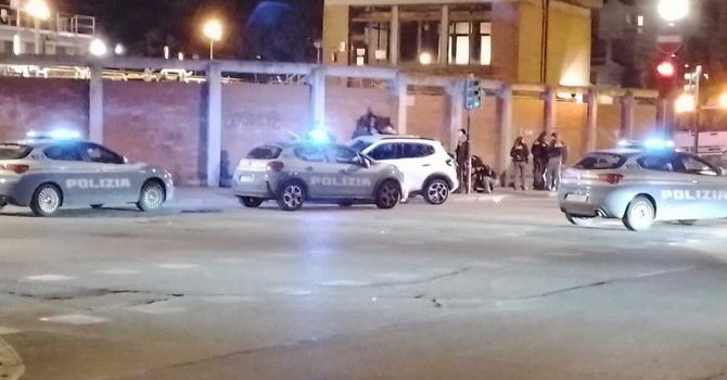 Rider picchiato con una mazza da baseball: momenti di paura in via Plava