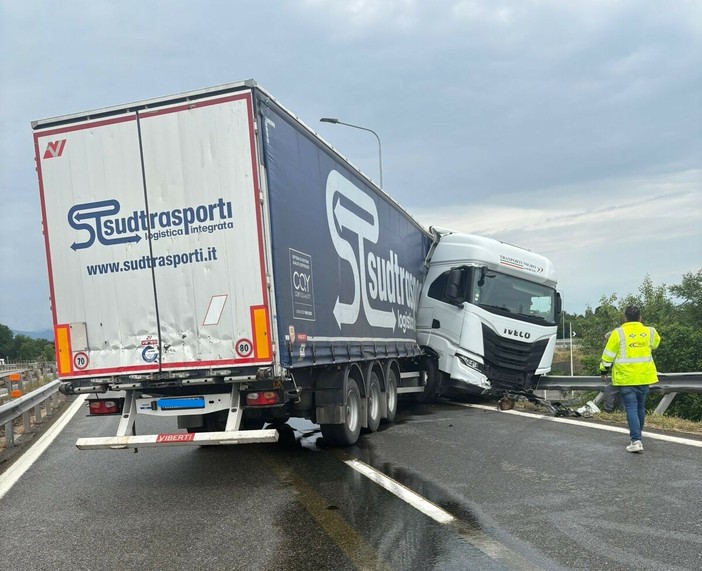 Tir si intraversa e blocca lo svincolo di corso Orbassano: traffico in tilt sulla tangenziale