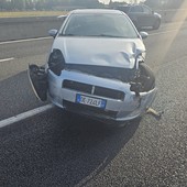 Incidente in tangenziale, Fiat Punto distrutta e traffico in tilt