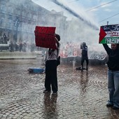 Idrante aperto contro i manifestanti durante il No Meloni Day davanti alla Prefettura