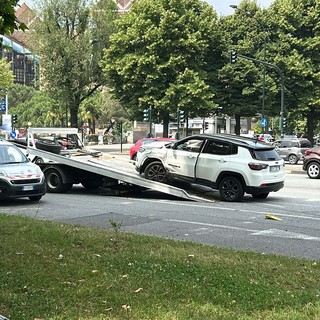 Una 500 e una Jeep si scontrano: traffico in tilt nella zona di piazza Cattaneo